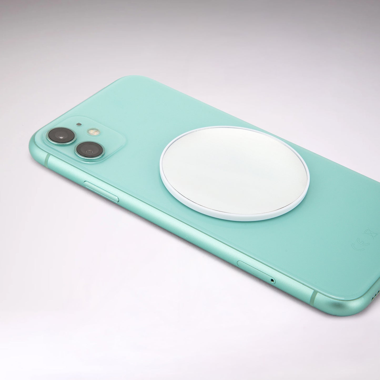 Magnetic selfie mirror for smartphone back camera